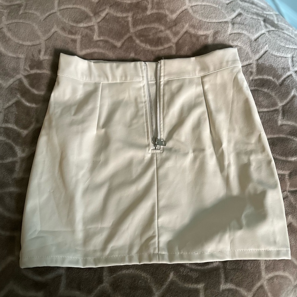White leather skirt. Size medium.